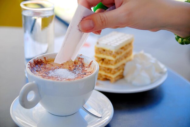 Foto café y pastel de la primera mañana