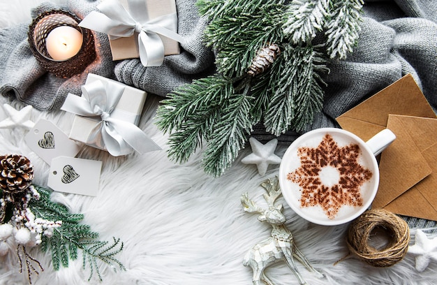 Café con patrón de copos de nieve y adornos navideños