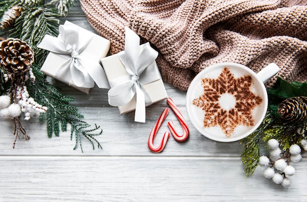 Café con patrón de copos de nieve y adornos navideños