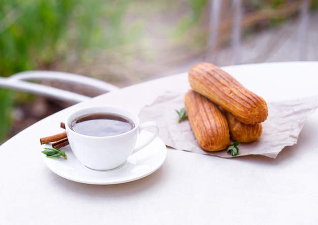 Café perfumado con canutillos en la cafetería de verano.