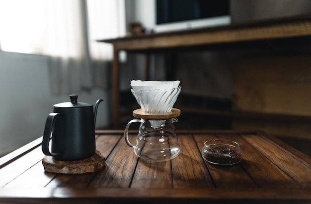 Café pingando e café lento em casa, gota de água quente no café