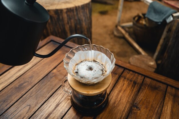 Café pingando e café lento em casa, gota de água quente no café