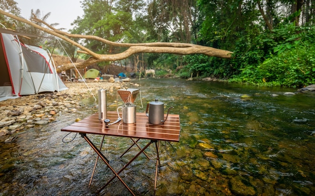 Foto café pingando enquanto acampamos perto do rio no parque natural