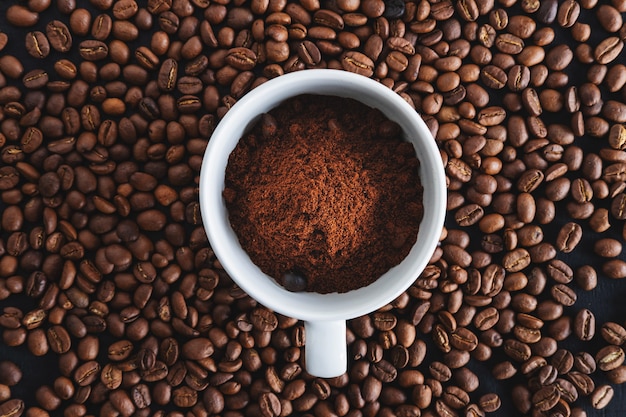 Café en polvo en una taza de café