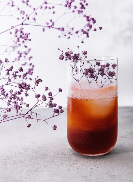 Café preparado en frío para beber con cubitos de hielo