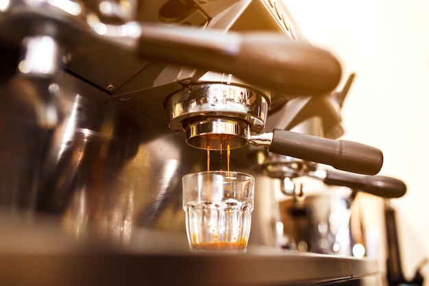 Café preparado con una máquina de espresso