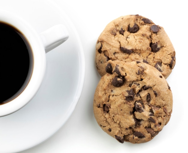 Café preto americano com biscoito isolado no branco