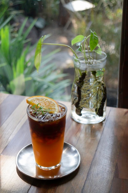 Café preto americano gelado mistura de sumo de laranja