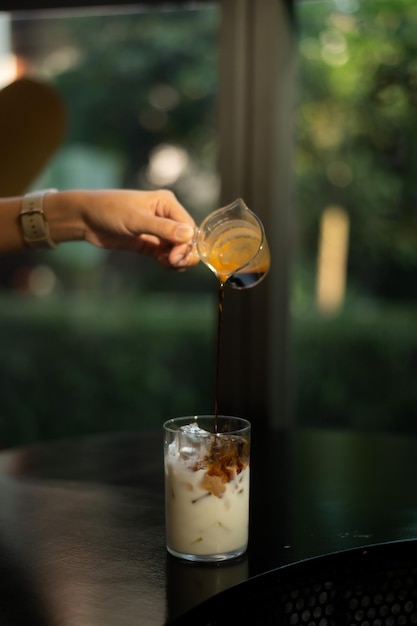 Foto café preto colocado na mesa com fundo de tema de natal