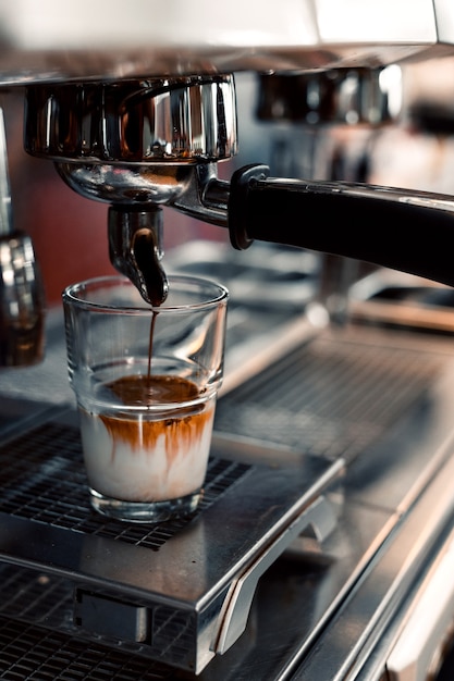 Café preto com leite na cafeteira