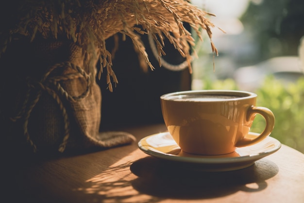 Café preto e luz da manhã