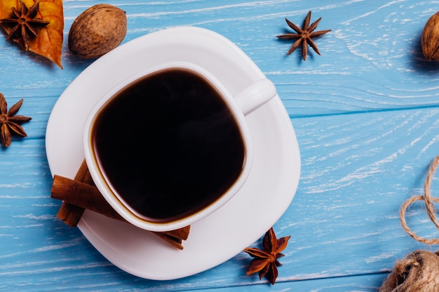 Café preto em um copo em uma mesa de madeira azul. vista do topo