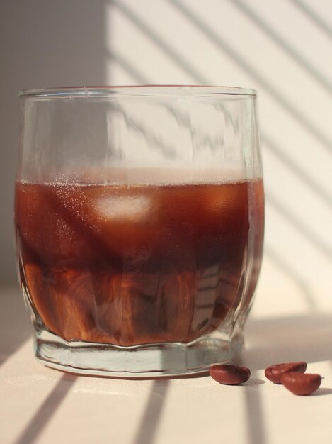 Café preto frio em um copo de vidro com gelo