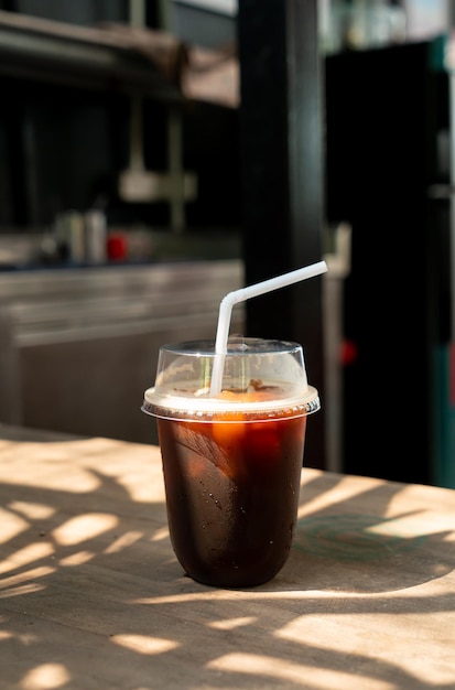 café preto gelado ou café americano em copo para viagem