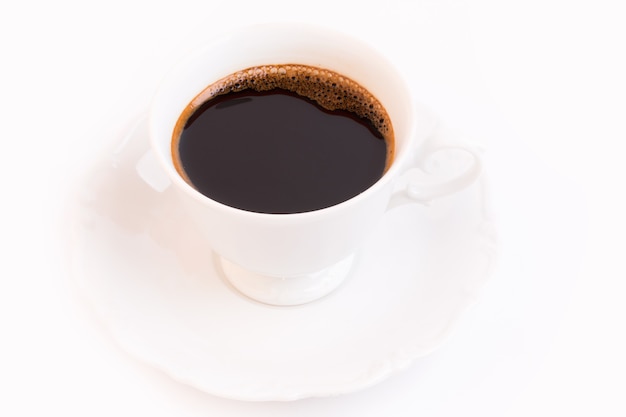 Café preto na manhã de fundo branco