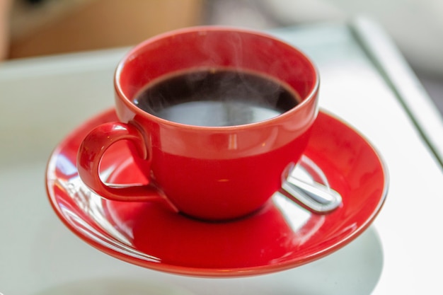 Café preto no filhote vermelho