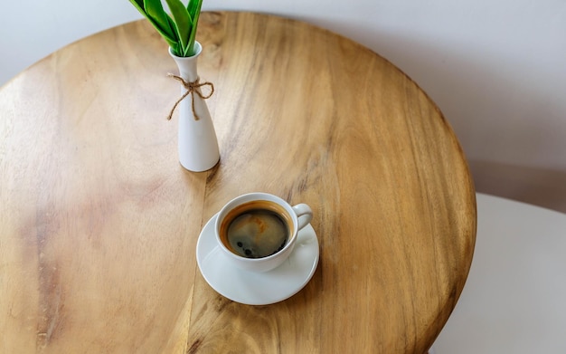 Café preto quente em uma mesa de madeira em um café