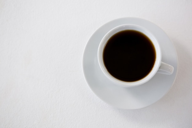 Café preto servido em xícara branca