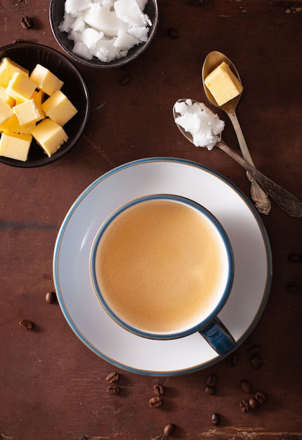 Café a prueba de balas, bebida ceto paleo mezclada con mantequilla y aceite de coco