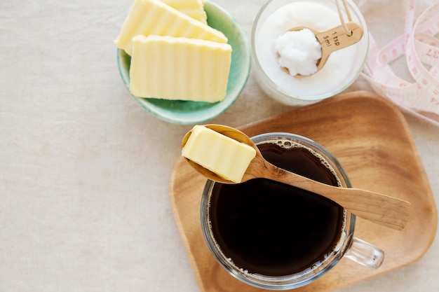 Café a prueba de balas, mezclado con mantequilla y aceite de coco, paleo, bebida cetogénica.