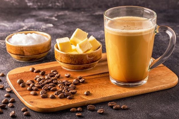 Café a prueba de balas mezclado con mantequilla orgánica y aceite de coco MCT