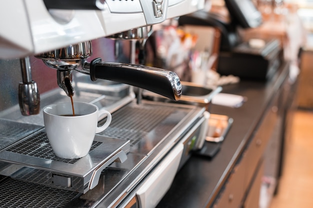 café puro da manhã na cafeteira