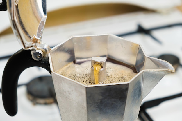 Café quente acabado de fazer em uma cafeteira de gêiser