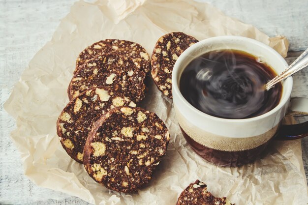 Café quente com bolo frita. foco seletivo.