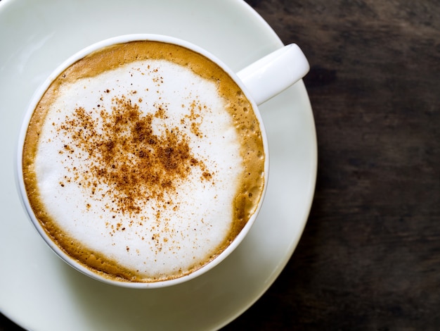 Café quente com creme de leite como cappuccino