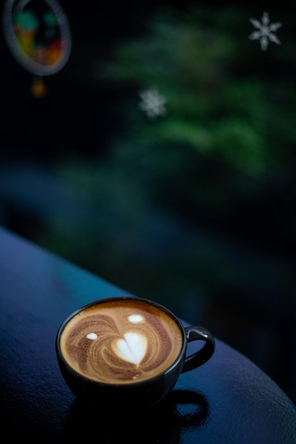 café quente com leite em forma de coração