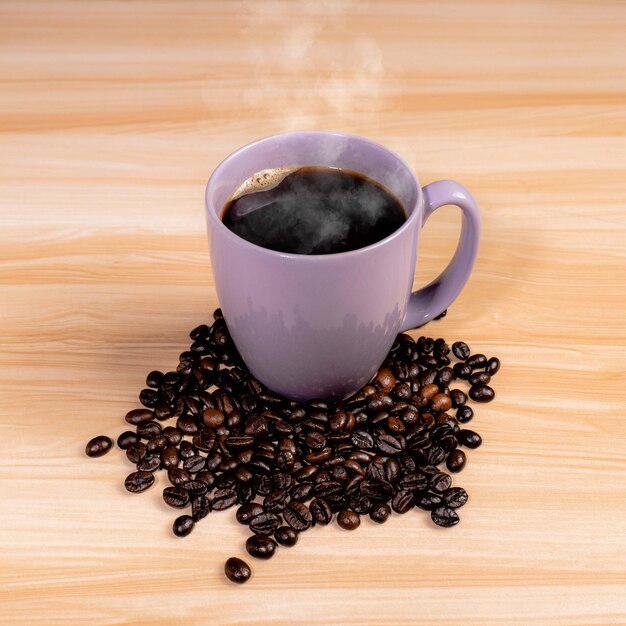 Café quente da mesma maneira, dando-lhe uma sensação antiga rodeado por grãos de café recém-torrados