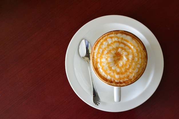 Café quente de cappuccino com latte art.