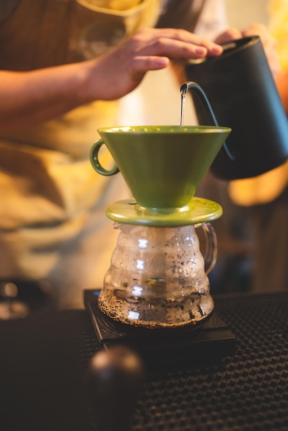 Café quente e conceito de café uma xícara de bebida de café expresso de cafeína feita de barista profissional