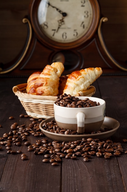 Café quente e croissants