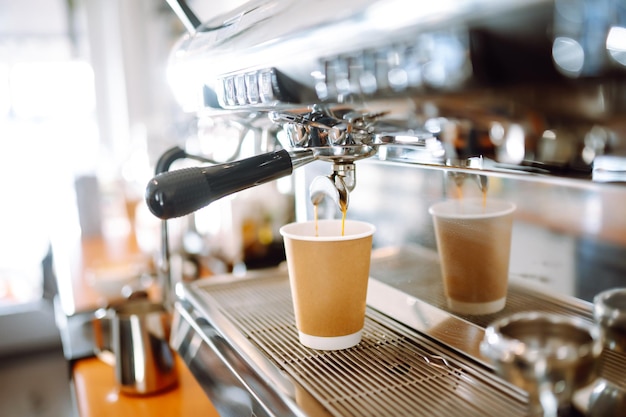 Café quente e delicioso saindo da máquina de café para uma xícara de café