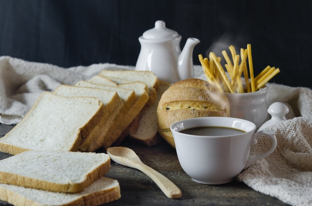 Café quente e pão