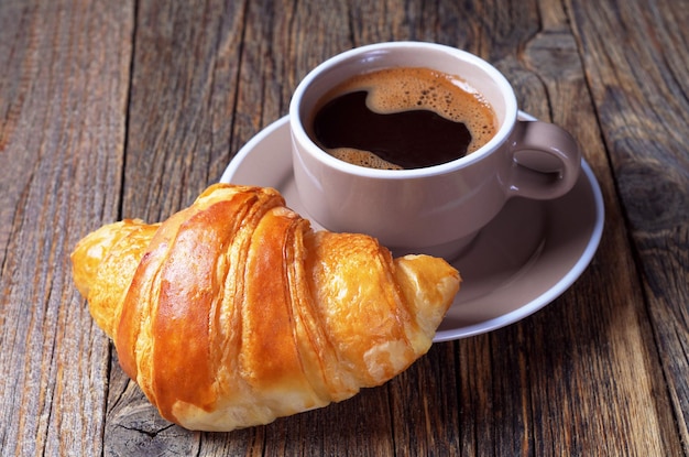 Café quente e um croissant