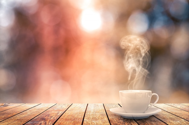 Café quente em cima da mesa em um fundo de inverno