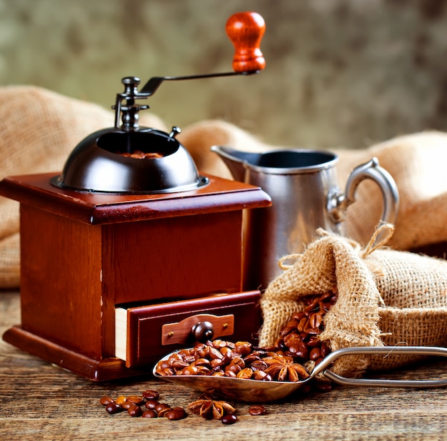 Café quente em uma xícara em um fundo antigo