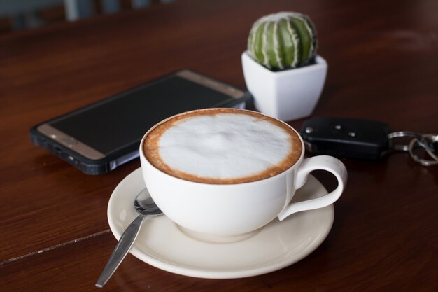 Café quente em vidro cerâmico na mesa de madeira