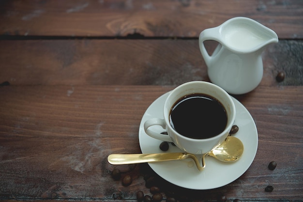 Café quente em xícara branca sobre fundo de madeira