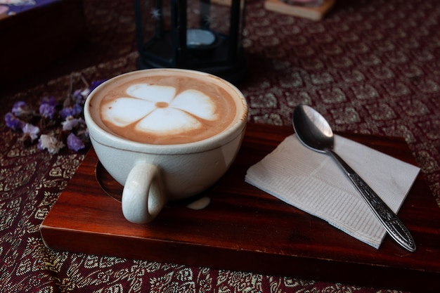 Café quente fresco em uma tábua de madeira