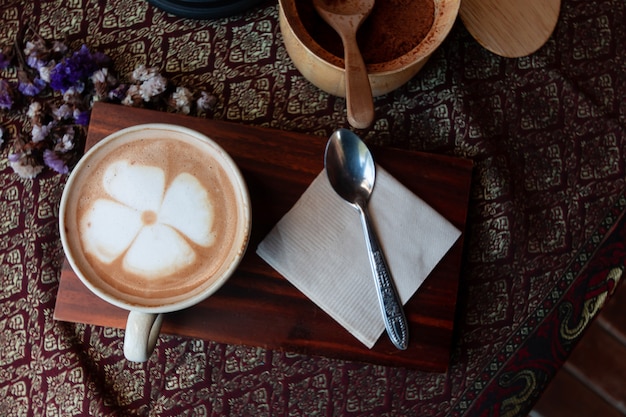 Café quente fresco em uma tábua de madeira