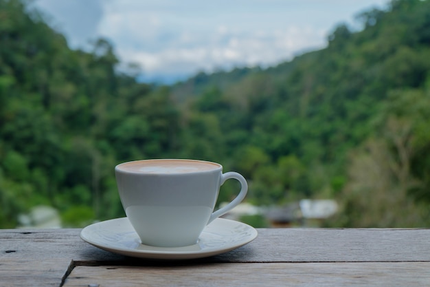 Café quente na madeira.