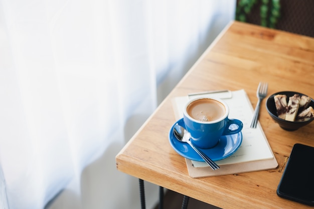 Café quente na mesa com emoção abstrata