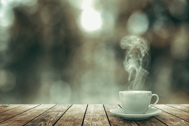 Café quente na mesa em um fundo de inverno