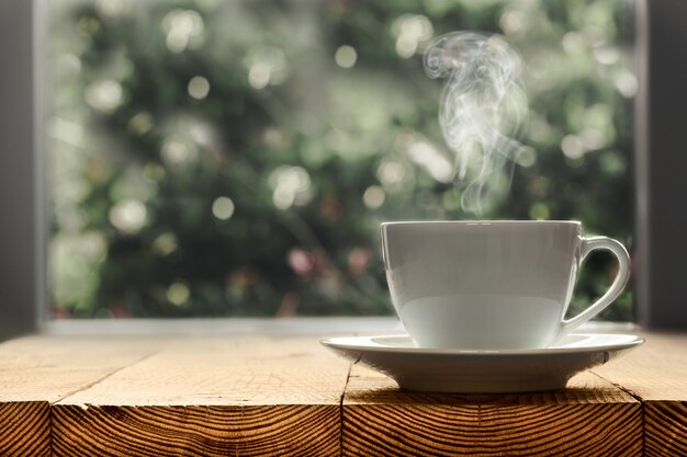 café quente na mesa em um fundo de inverno