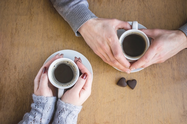 Café quente nas mãos. Bebidas. Foco seletivo.