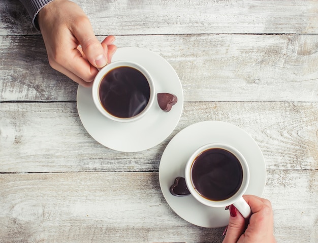 Café quente nas mãos de um ente querido.