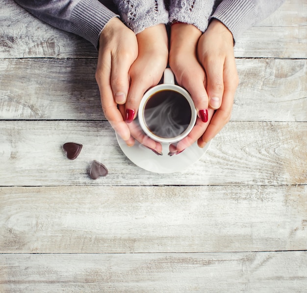 Café quente nas mãos de um ente querido.